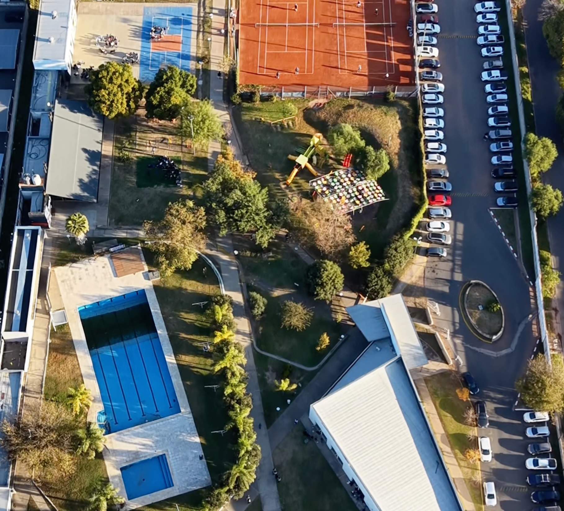 Vista aérea de la pileta y canchas de Macabi Noar